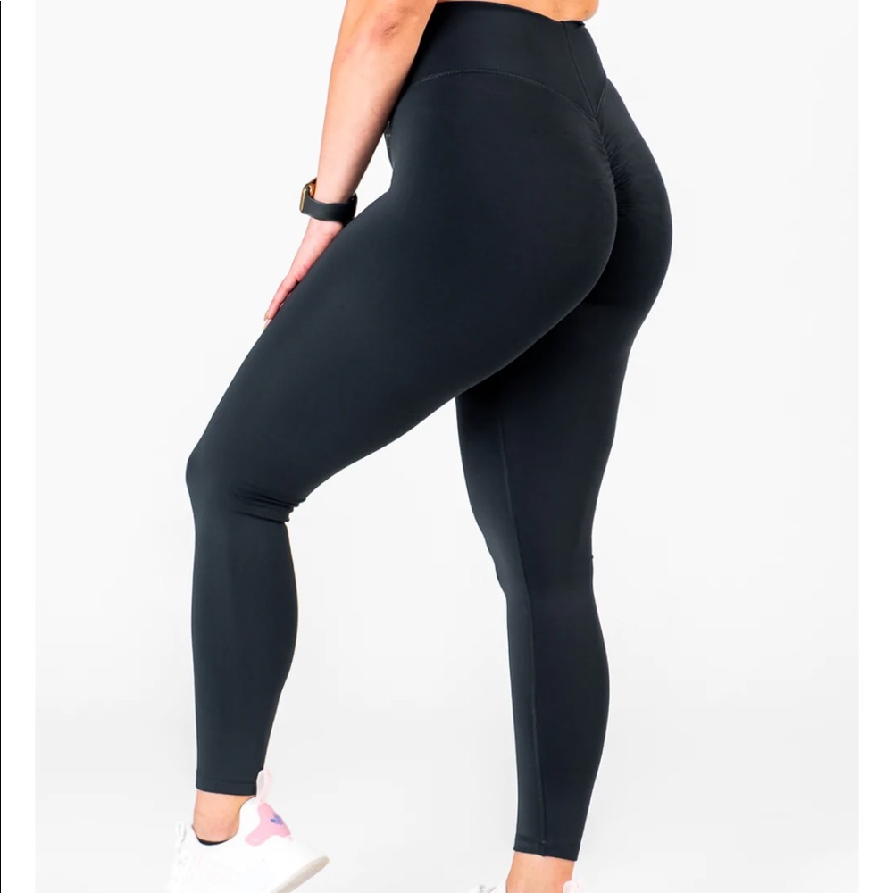 Curves N Combat booty scrunch leggings. Medium